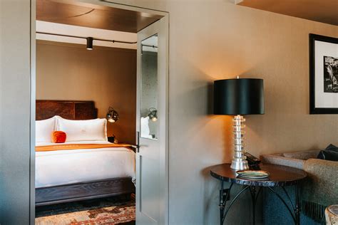 2 Bedroom Deluxe Suite .